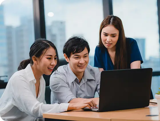 Equipe reunida em frente ao notebook durante aula