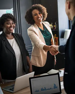 Equipe conversando e sorrindo no escritório