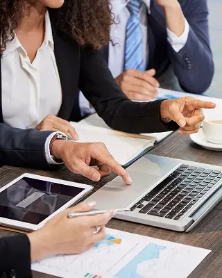 Reunião de alinhamento com notebook e documentos