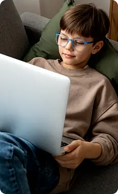 Adolescente estudando com fones