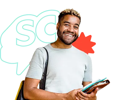Estudante SpeakClub sorrindo com um caderno na mão
