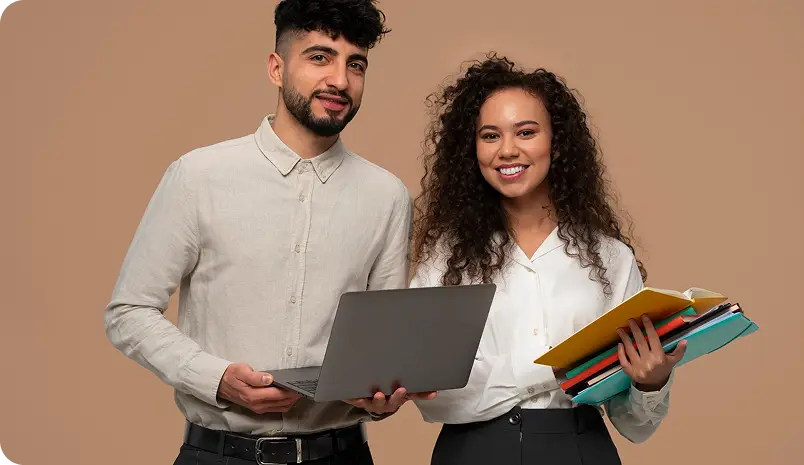 Dois professores segurando notebook e livros