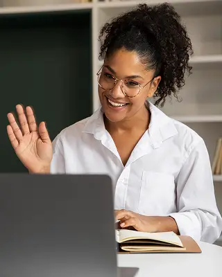 Professora ensinando com material didático