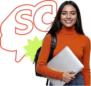 Estudante SpeakClub sorrindo com um notebook nas mãos